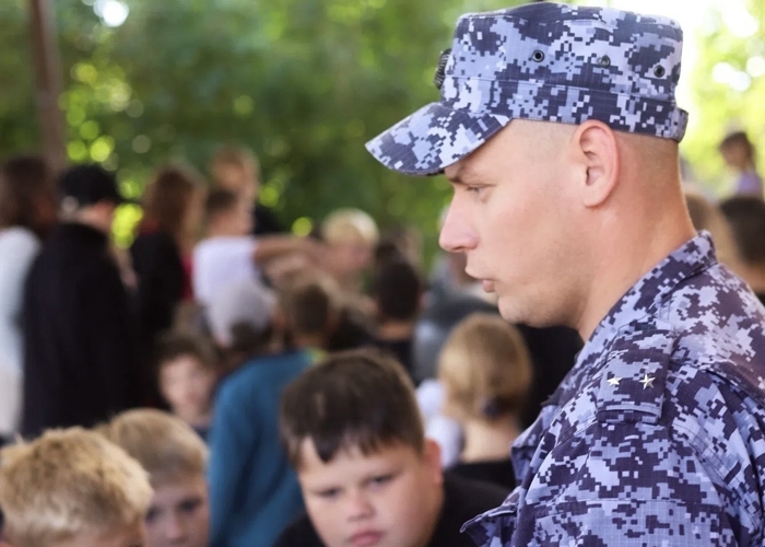 Новгородские росгвардейцы рассказали  ребятам из летнего лагеря о службе