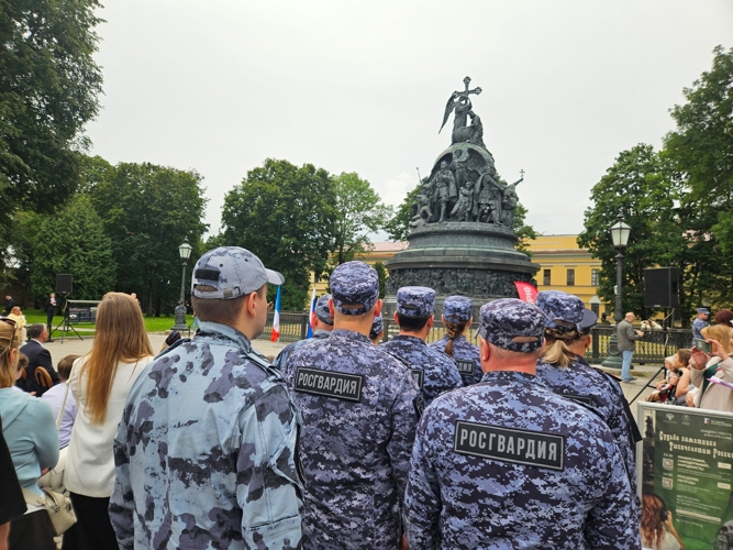 Новгородские росгвардейцы приняли участие в праздновании Дня государственного флага Российской Федерации