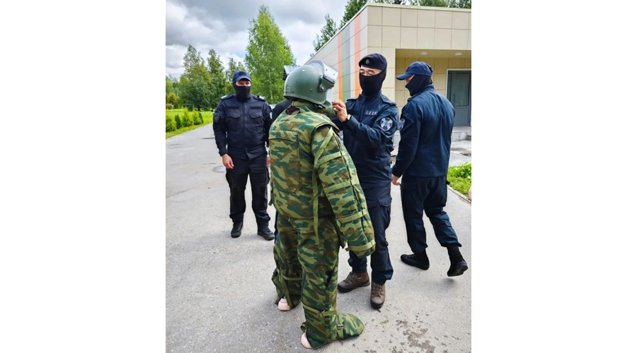  Сотрудники ОМОН «Варяг» Росгвардии рассказали о службе ребятам из летнего лагеря