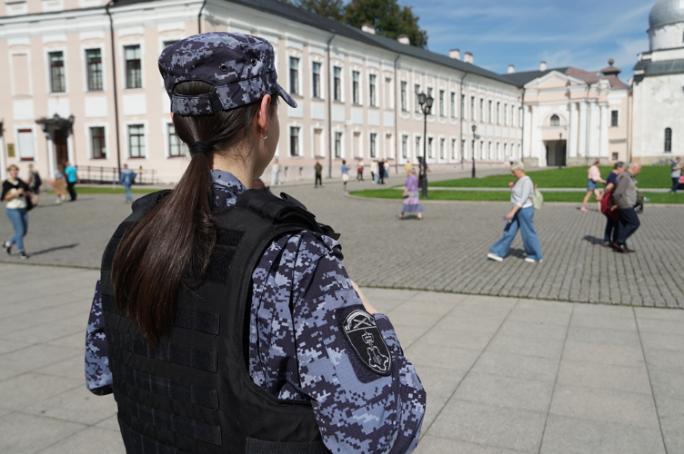 Новгородские росгвардейцы приняли участие в обеспечении общественного порядка и общественной безопасности граждан во время празднования 1167-летия города.