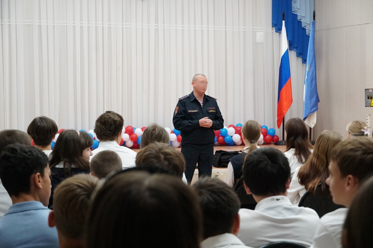 Новгородские росгвардейцы провели урок мужества с молодежью города