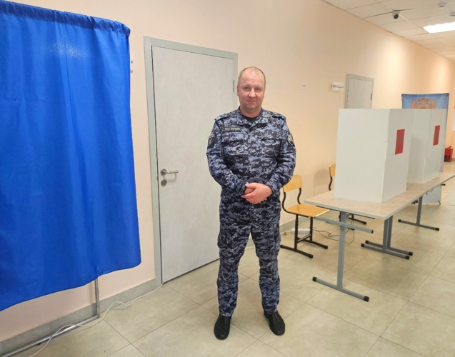 Новгородские росгвардейцы активно участвуют в голосовании на выборах