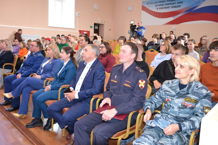 Новгородские росгвардейцы приняли участие в торжественном мероприятии, посвященном 15-летию   Дома молодежи Новгородского округа