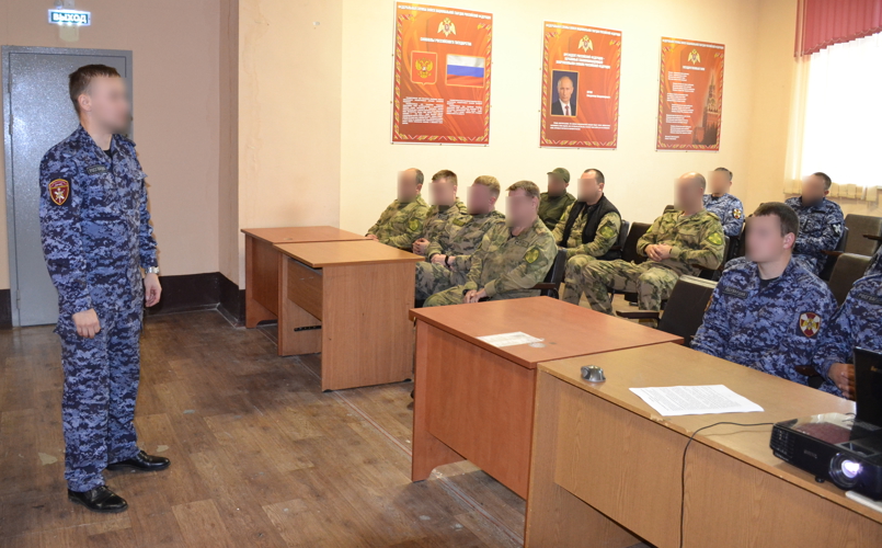 Новгородские росгвардейцы провели встречу с представителями ГИБДД и обсудили вопросы безопасности дорожного движения