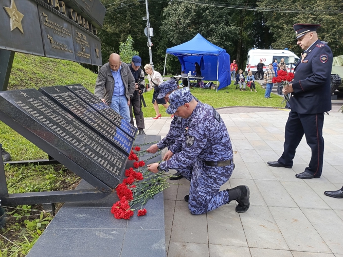 Новгородские росгвардейцы приняли участие в митинге, посвященном Дню солидарности в борьбе с терроризмом