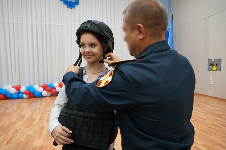 Новгородские росгвардейцы провели урок мужества с молодежью города