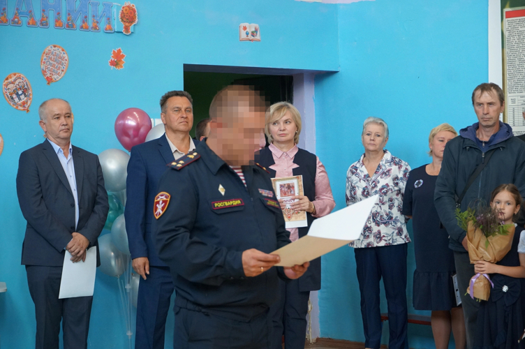 Новгородские росгвардейцы поздравили подшефный класс «Гвардейская смена» в Новоселицах с Днём знаний