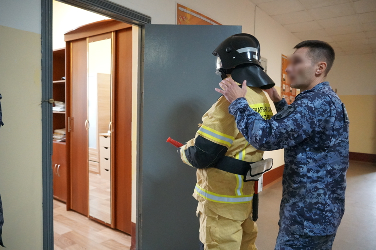 Новгородские росгвардейцы  напоминают жителям  о соблюдении правил пожарной безопасности в осенне-зимний пожароопасный период  