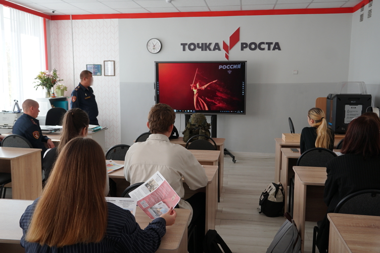 Новгородские росгвардейцы провели урок мужества с молодежью города
