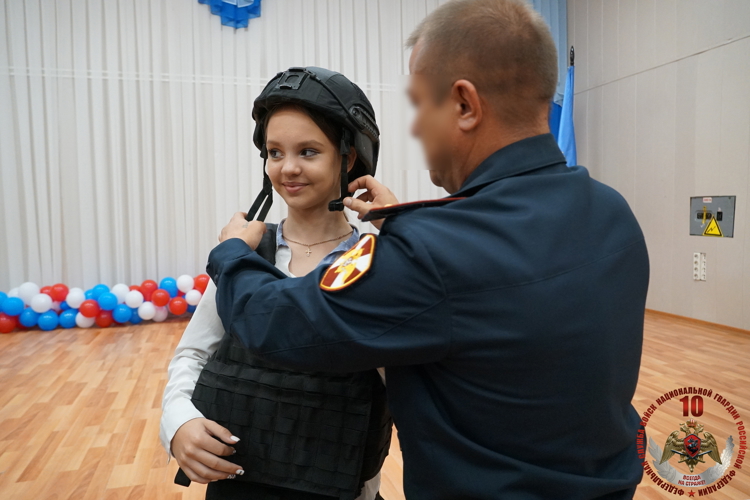 Новгородские росгвардейцы провели урок мужества с молодежью города