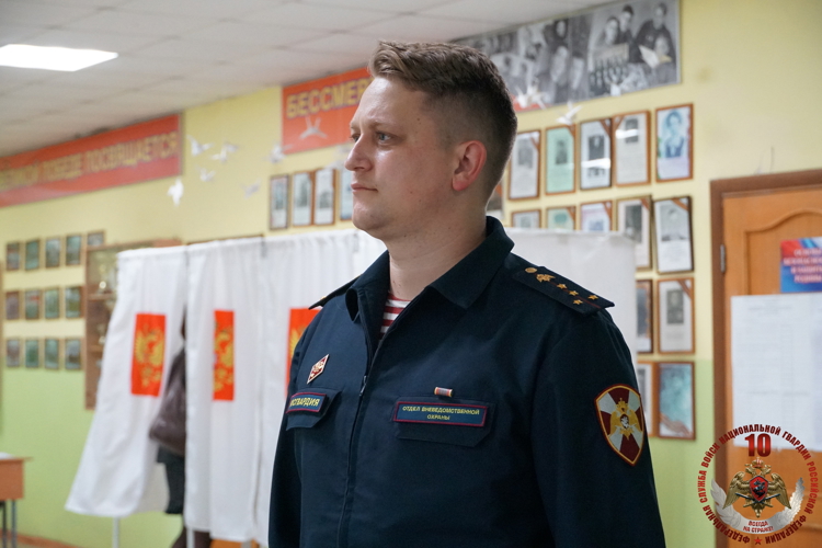 Новгородские росгвардейцы обеспечивают общественный порядок во время проведения Единого дня голосования