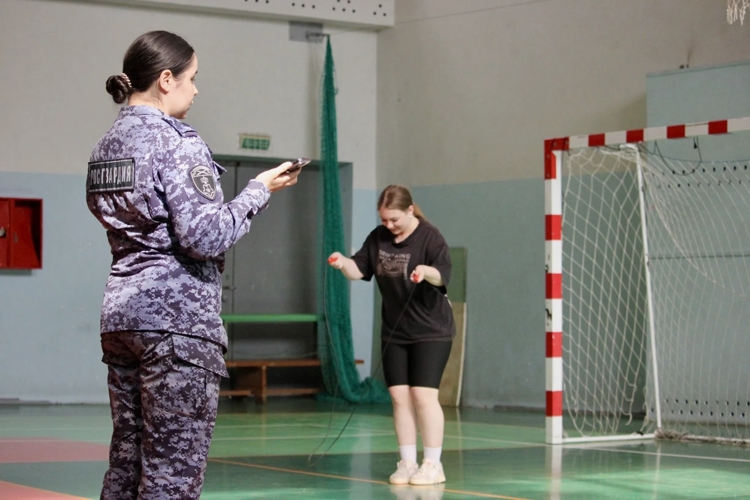 Новгородские росгвардейцы проводят практические и теоретические занятия с вновь прибывшими на службу сотрудниками вневедомственной охраны
