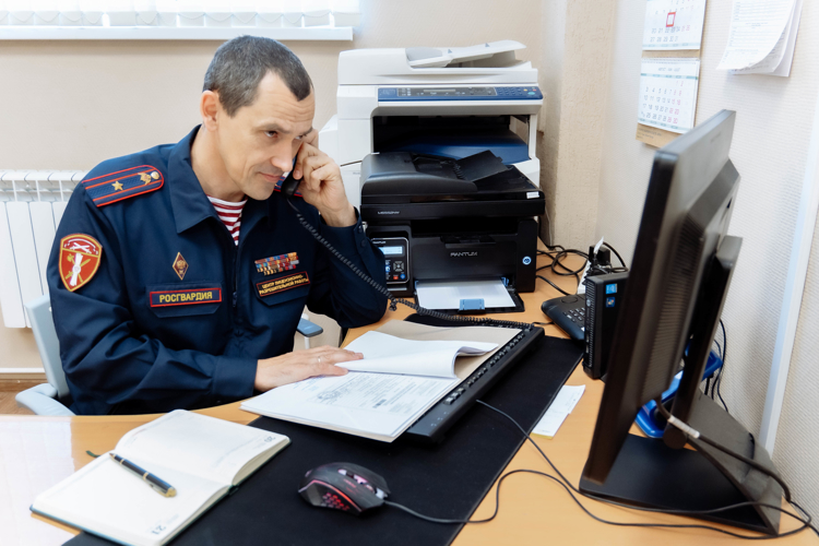 В Великом Новгороде сотрудники центра лицензионно-разрешительной работы Росгвардии провели телефонную «горячую линию»