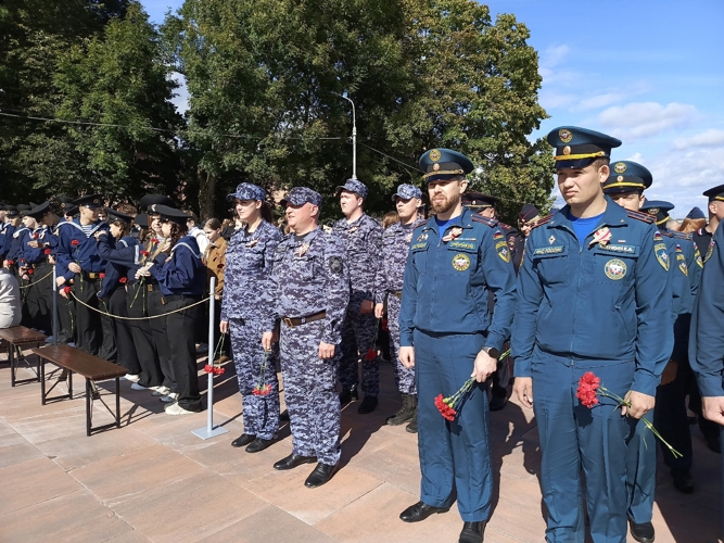 Новгородские росгвардейцы приняли участие в митинге, посвященном Дню солидарности в борьбе с терроризмом
