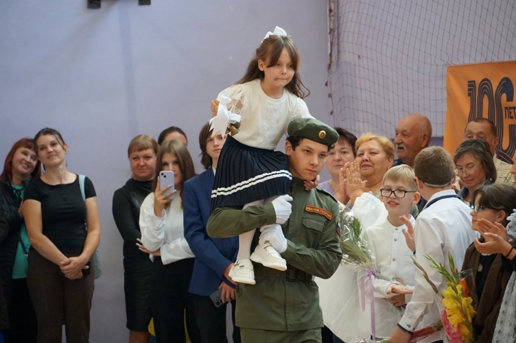 Новгородские росгвардейцы поздравили подшефный класс «Гвардейская смена» в Новоселицах с Днём знаний