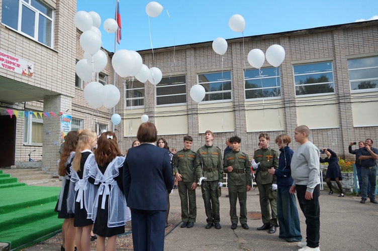 Новгородские росгвардейцы поздравили подшефный класс «Гвардейская смена» в Новоселицах с Днём знаний