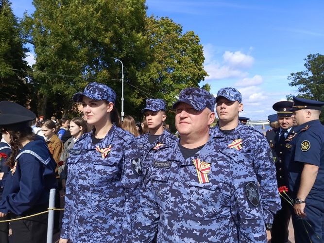 Новгородские росгвардейцы приняли участие в митинге, посвященном Дню солидарности в борьбе с терроризмом