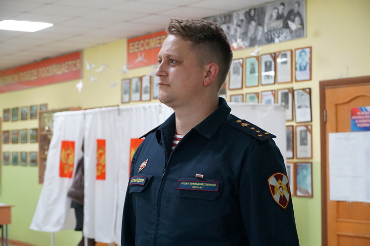 Новгородские росгвардейцы обеспечивают общественный порядок во время проведения Единого дня голосования