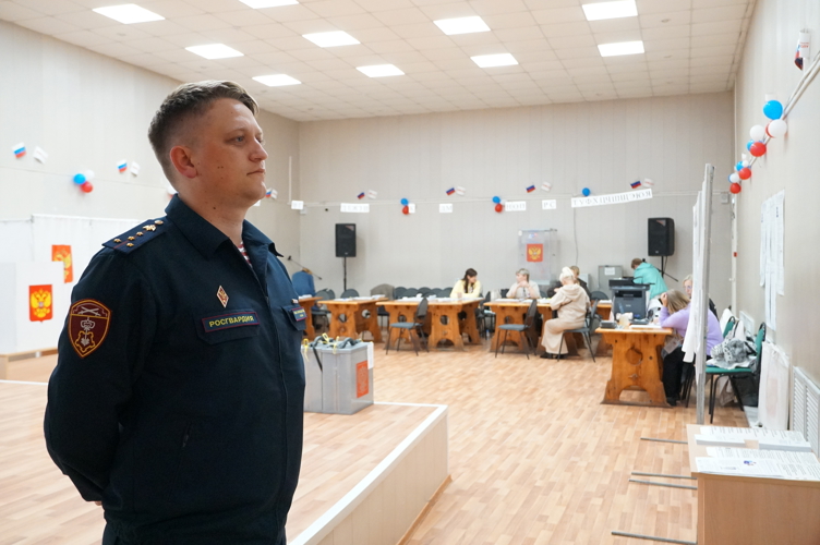 Новгородские росгвардейцы обеспечивают общественный порядок во время проведения Единого дня голосования