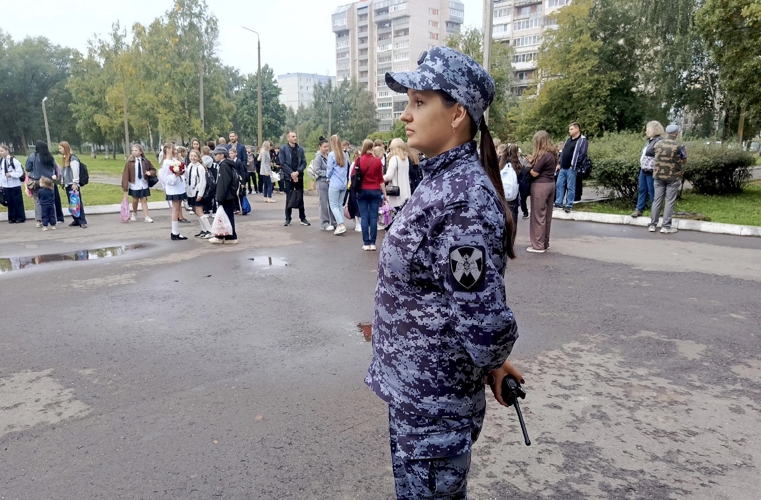 Новгородские росгвардейцы обеспечили безопасность в школах региона 1 сентября