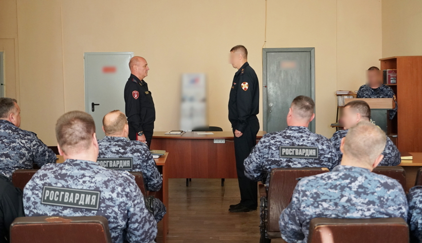 Новгородским росгвардейцам вручили погоны старшего начальствующего состава 
