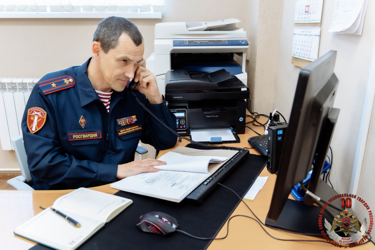 В Великом Новгороде сотрудники центра лицензионно-разрешительной работы Росгвардии провели телефонную «горячую линию»
