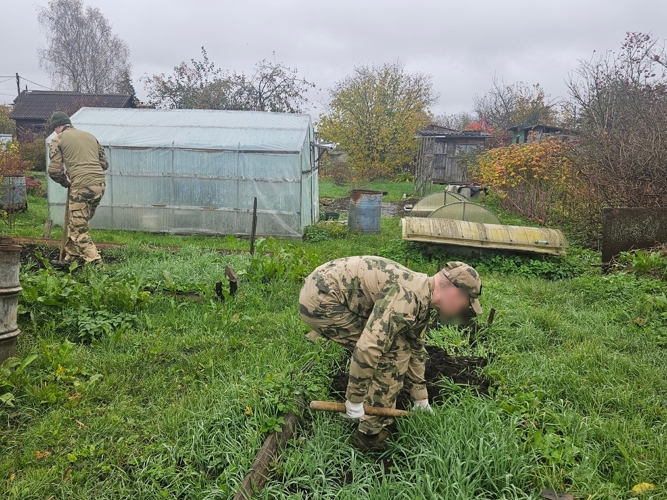 Новгородские росгвардейцы помогли на дачном участке ветерану Великой Отечественной войны