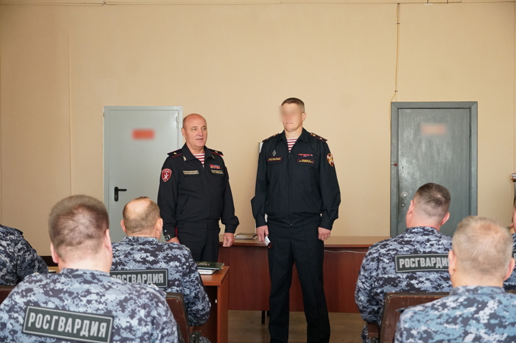 Новгородским росгвардейцам вручили погоны старшего начальствующего состава 