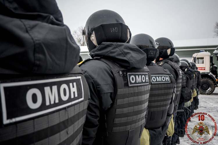 Новгородский ОМОН оказал силовую поддержку в задержании нелегальных мигрантов в регионе 