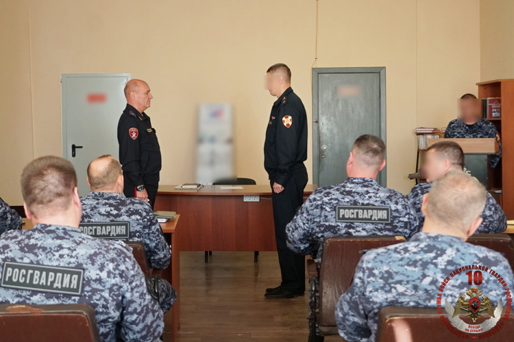 Новгородским росгвардейцам вручили погоны старшего начальствующего состава 