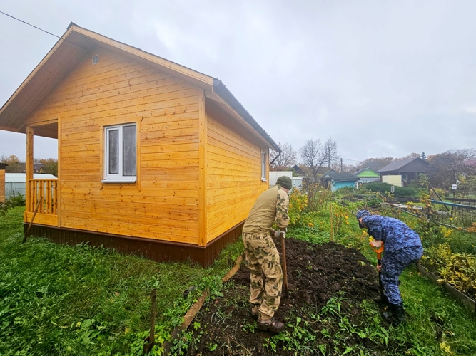 Новгородские росгвардейцы помогли на дачном участке ветерану Великой Отечественной войны
