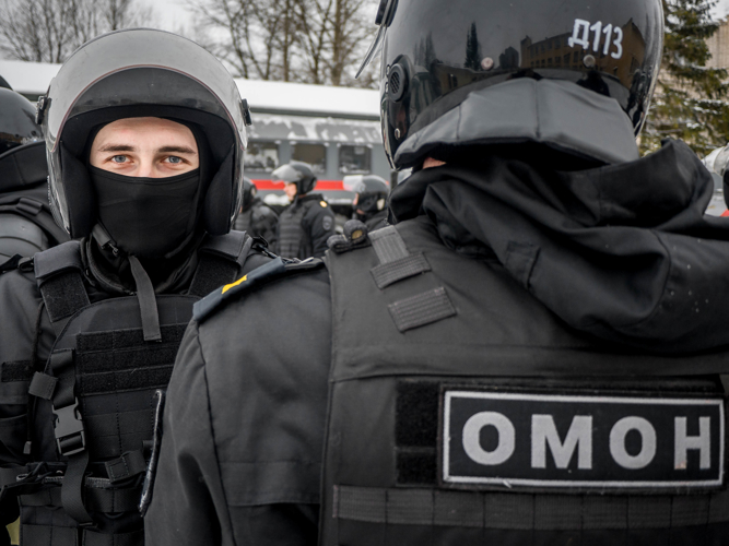 Новгородский ОМОН оказал силовую поддержку в задержании нелегальных мигрантов в регионе 