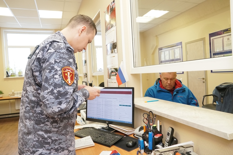 Управление Росгвардии по Новгородской области призывает владельцев оружия сверить данные онлайн с помощью сервиса ГИС ФПКО