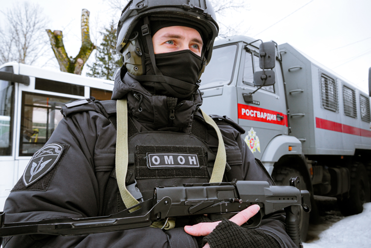 Новгородский ОМОН оказал силовую поддержку в задержании нелегальных мигрантов в регионе 