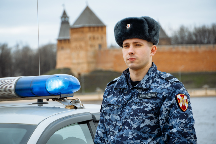 Новгородские росгвардейцы пресекли кражу в одном из гипермаркетов города