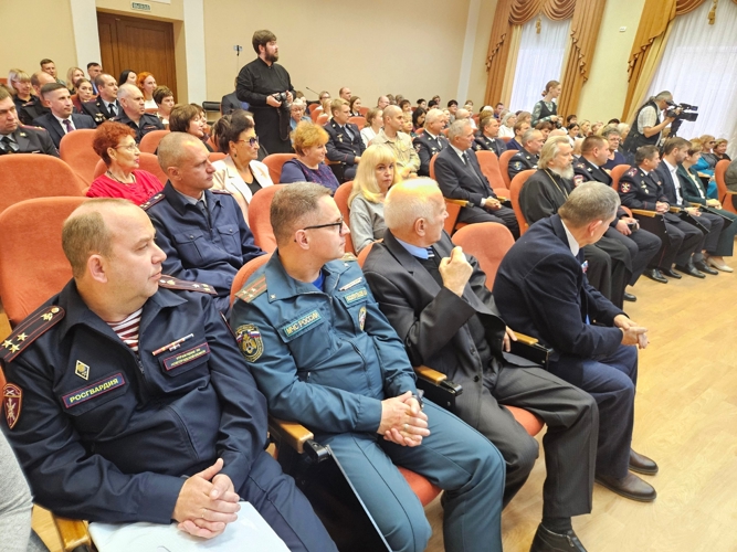  Врио начальника Управления Росгвардии по Новгородской области  принял участие в торжественном мероприятии, посвященном 105-тию образования Медицинской службы МВД
