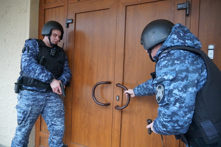Новгородские росгвардейцы задержали неадекватного мужчину на территории дошкольного учреждения