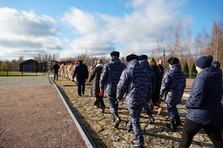 В Великом Новгороде росгвардейцы приняли участие в открытии мемориала «Сожженные деревни Новгородской земли»